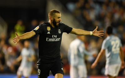 广发电竞焦点-佐默扑出点球后与队友拥抱